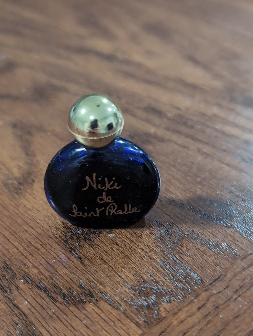 Vintage 1980s set of 7 Mini Perfumes in Plastic Case. - Picture 14 of 14